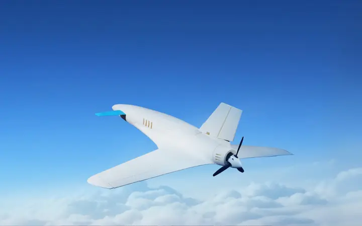 Balts no ASA Aero izdrukāts lidmašīnas modelis virs mākoņiem
